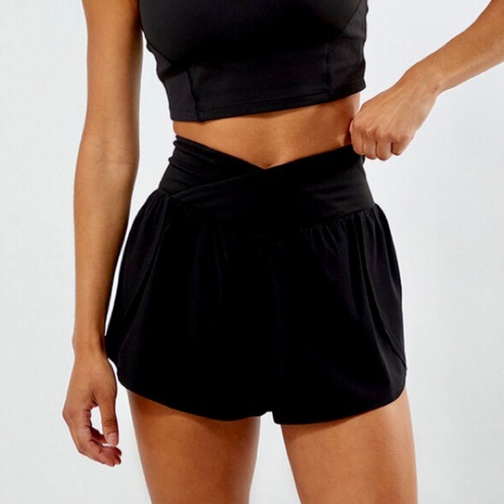 Black woven activewear shorts w/crossover high waist and pockets -size M -NWOT